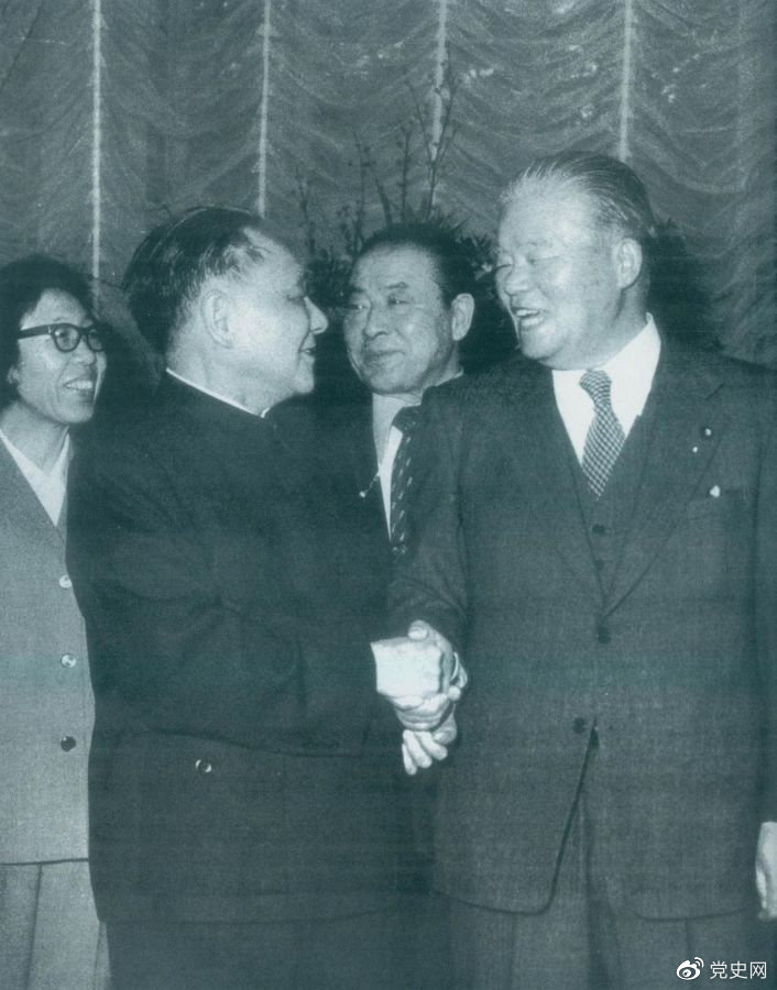 1979年2月7日，鄧小平訪問日本期間，同日本首相大平正芳會談。