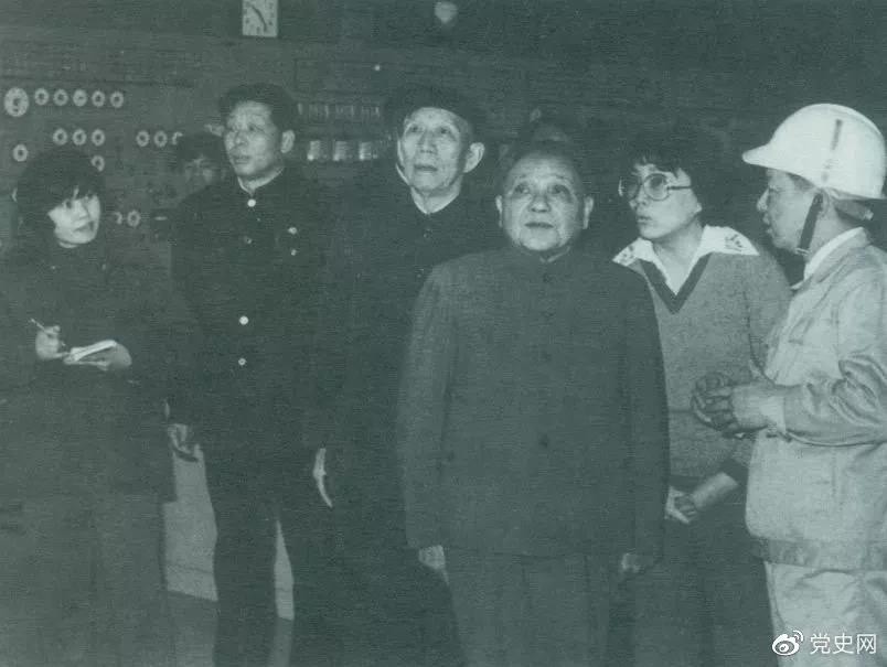 1984年2月,鄧小平和王震在上海視察寶山鋼鐵總廠 1984年2月,鄧小平和王震在上海視察寶山鋼鐵總廠
