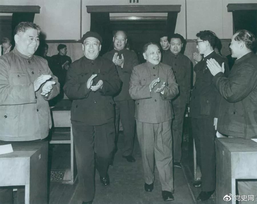 1983年2月13日,鄧小平出席浙江省委、省政府舉行的新春聯歡會,向浙江人民祝賀新年。 1983年2月13日,鄧小平出席浙江省委、省政府舉行的新春聯歡會,向浙江人民祝賀新年。