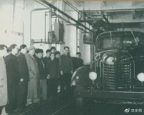 1958年2月13日,毛澤東北上長春,來到長春汽車制造廠。這是毛澤東在注視著從總裝配線下來的解放牌汽車。 1958年2月13日,毛澤東北上長春,來到長春汽車制造廠。這是毛澤東在注視著從總裝配線下來的解放牌汽車。