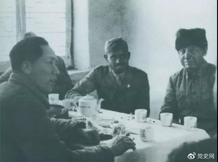 1939年2月14日,毛澤東與印度援華醫療隊成員愛德華(右一)、柯棣華(右二)親切交談。 1939年2月14日,毛澤東與印度援華醫療隊成員愛德華(右一)、柯棣華(右二)親切交談。