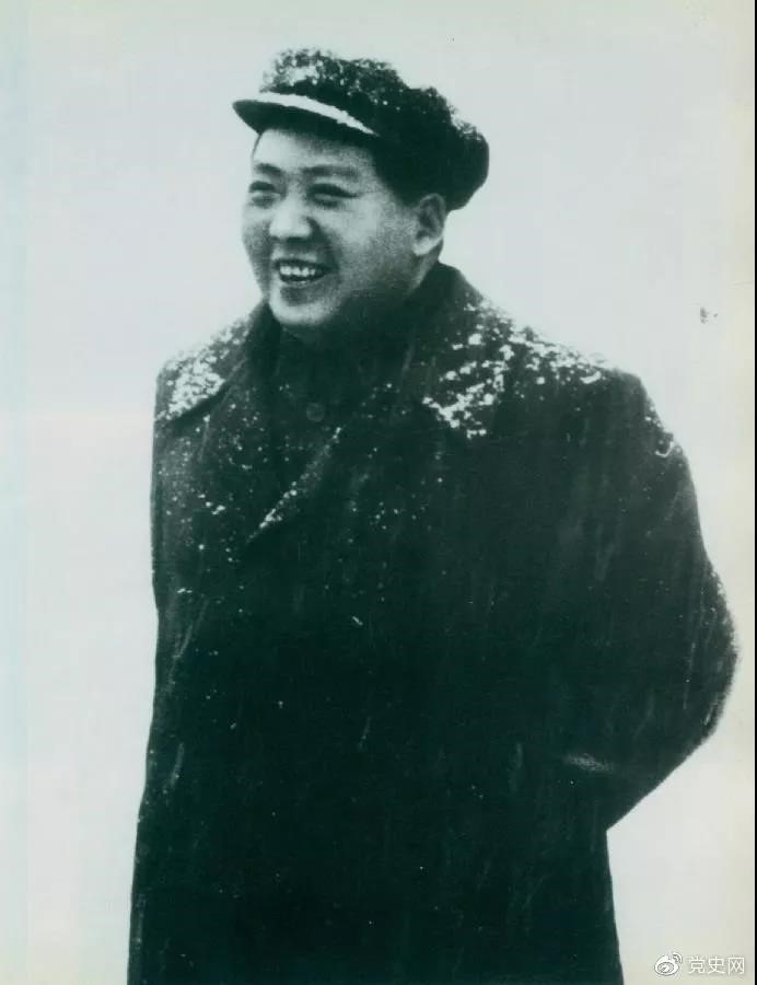 毛澤東于1953年2月16日第一次來武漢。圖為毛澤東赴漢口途中下車喜迎春雪。