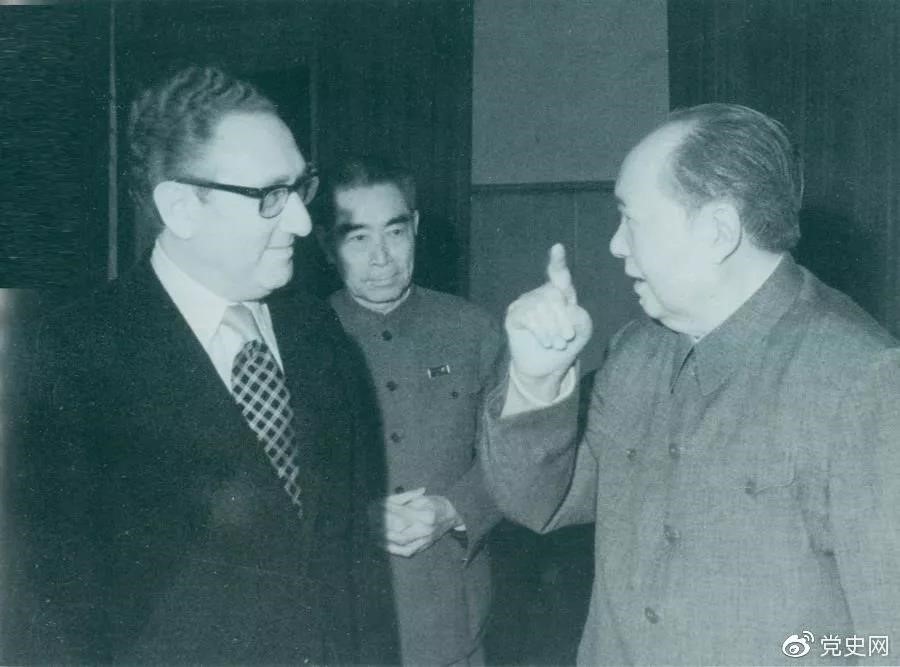 1973年2月17日，毛澤東在中南海會(huì)見美國總統(tǒng)國家安全事務(wù)助理亨利·基辛格博士。