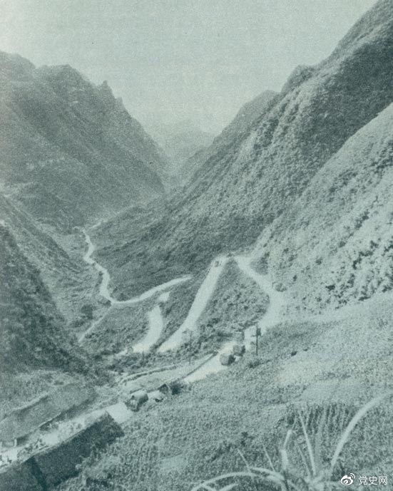 1935年2月18日至21日,紅軍奪取桐梓、占領婁山關、再克遵義城,取得了殲滅和擊潰國民黨軍2個師又8個團的大勝利。圖為黔北要隘婁山關。 1935年2月18日至21日,紅軍奪取桐梓、占領婁山關、再克遵義城,取得了殲滅和擊潰國民黨軍2個師又8個團的大勝利。圖為黔北要隘婁山關。