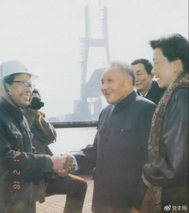 1991年2月18日,鄧小平視察上海南浦大橋工地時同大橋工程設計人員握手。 1991年2月18日,鄧小平視察上海南浦大橋工地時同大橋工程設計人員握手。