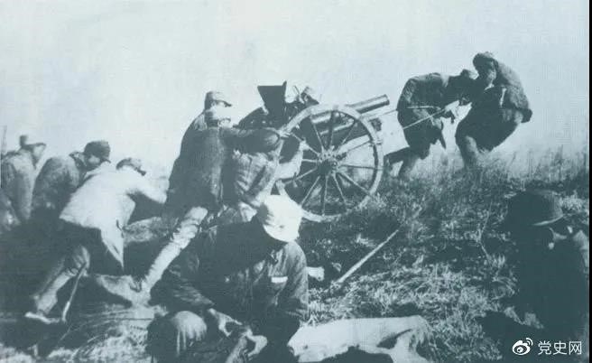 1938年2月22日,129師368旅兩個團(tuán)在井陘與娘子關(guān)之間的長生口設(shè)伏,擊斃日軍130余人。圖為八路軍在此役中繳獲的山炮。 1938年2月22日,129師368旅兩個團(tuán)在井陘與娘子關(guān)之間的長生口設(shè)伏,擊斃日軍130余人。圖為八路軍在此役中繳獲的山炮。