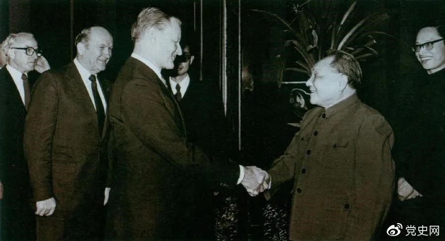 1984年2月22日,鄧小平會見美國喬治城大學(xué)戰(zhàn)略與國際問題研究中心代表團(tuán)。 1984年2月22日,鄧小平會見美國喬治城大學(xué)戰(zhàn)略與國際問題研究中心代表團(tuán)。