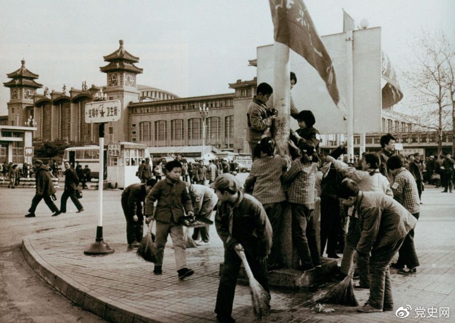 　　1981年2月25日，全國總工會等九個單位發出倡議，開展“五講四美”文明禮貌活動。圖為北京鐵路一小的少先隊員在北京站西街打掃衛生。