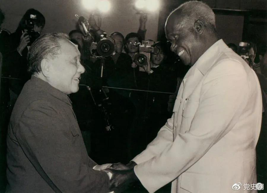 1988年3月1日,鄧小平在北京會見贊比亞總統肯尼斯·戴維·卡翁達。