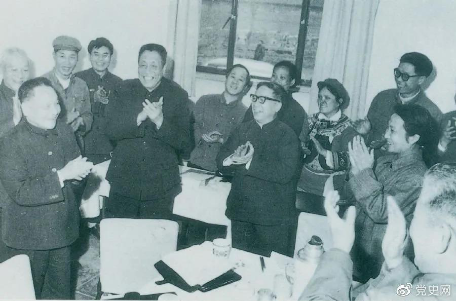 1978年3月2日，鄧小平到五屆全國人大一次會議云南和四川省代表團看望代表們。