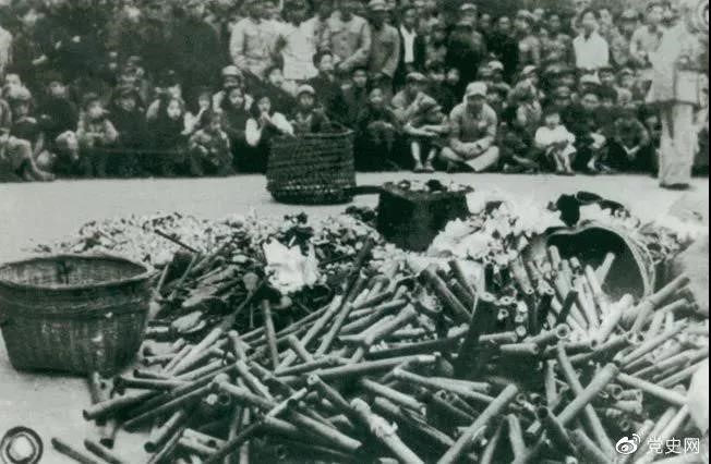 1950年2月24日,政務院發出《關于嚴禁鴉片煙毒的通令》。圖為政府收繳的煙具和賭具。