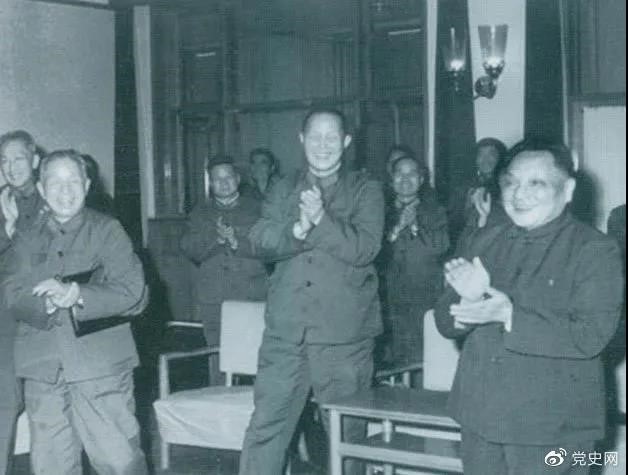 1978年3月，鄧小平和參加五屆人大一次會議的解放軍代表在一起。