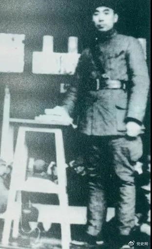 1939年3月10日，周恩來為新四軍排以上干部作題為《目前形勢與新四軍任務(wù)》的報告。