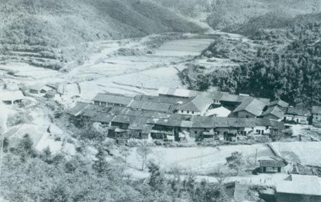 1929年3月14日，毛澤東同朱德指揮紅四軍進(jìn)攻長嶺寨，殲敵兩千余人，擊斃敵旅長郭鳳鳴，乘勝占領(lǐng)長汀城。圖為長嶺寨。