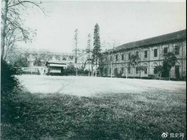 　　1927年3月18日，毛澤東出席在武昌舉行的河南武裝農民代表大會，并作湖南農運狀況報告。圖為大會會場——武昌農講所大操場。