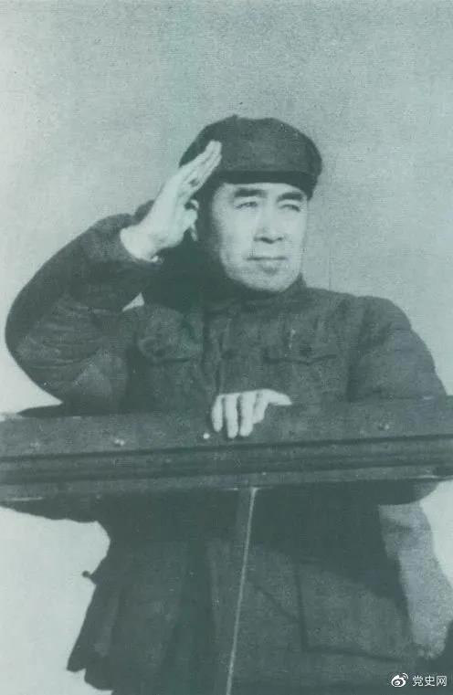 1949年3月，中共中央進入北平。圖為周恩來在北平機場檢閱部隊。
